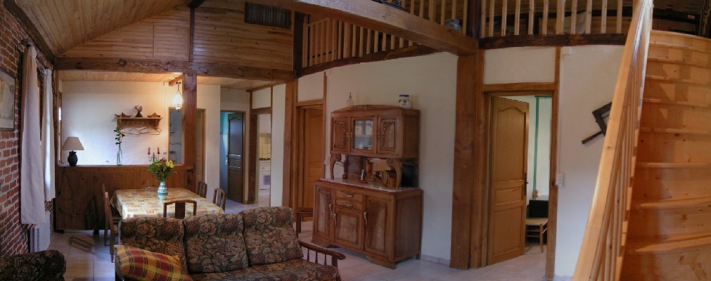 Fivatier, location dans les Landes d'une masion de vacances pour 4  6 personnes. La photo est prise aux pieds de l'escalier qui mne  la mezzanine.